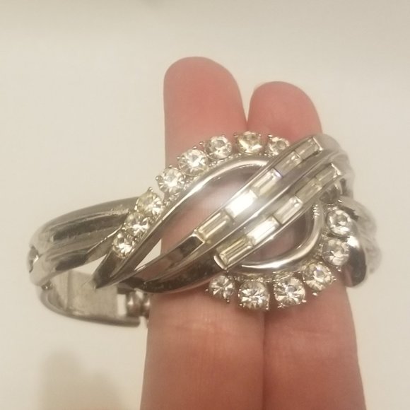 Dazzling mid-century signed Trifari bracelet - Picture 11 of 13